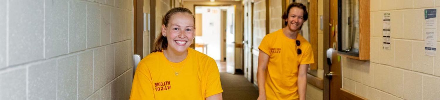 students helping move in